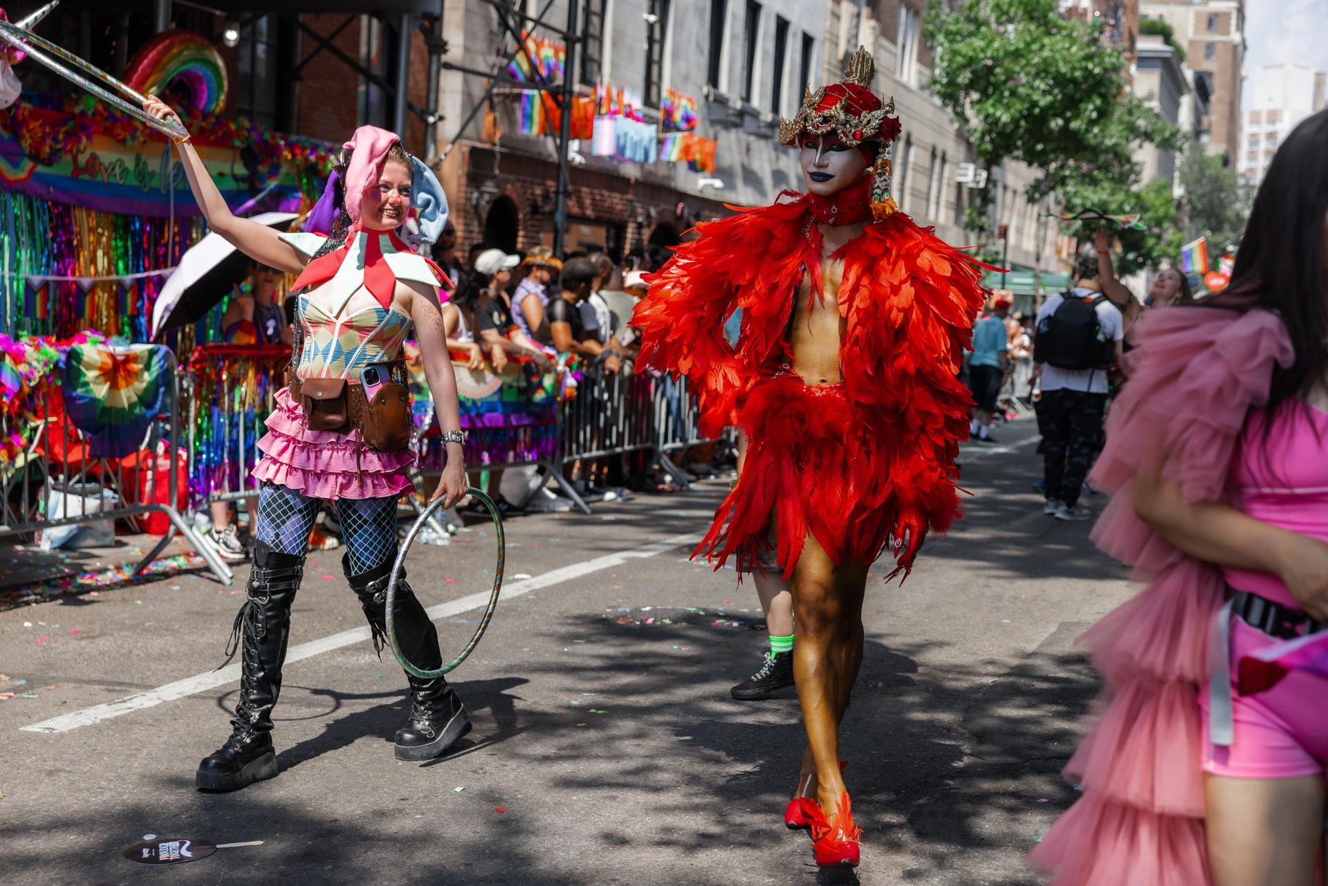 Personas participan en la Marcha del Orgullo en Nueva York. EFE/Olga Fedorova

