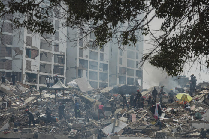Rescatistas realizan labores de búsqueda de personas desaparecidas en una zona afectada por los terremotos, este domingo, en Tanaguaneras, La Guaira (Venezuela). EFE/ Henry Chirinos
