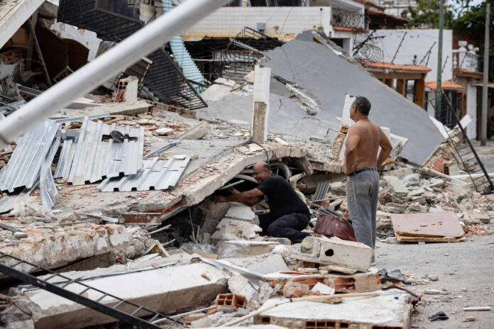 Una persona observa una zona afectada por los terremotos, este domingo, en Catia La Mar (Venezuela). EFE/ Ronald Peña R
