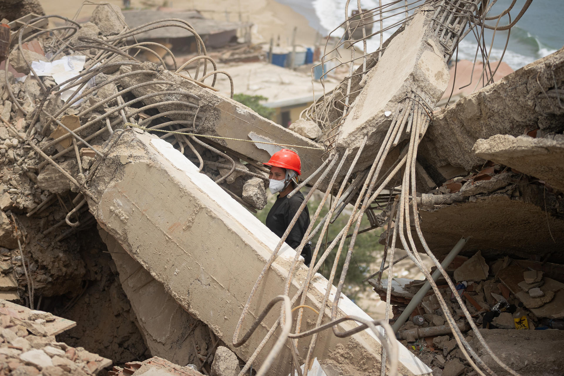 Una rescatista realiza labores de búsqueda de personas desaparecidas en una zona afectada por los terremotos, este domingo, en Catia La Mar (Venezuela). EFE/ Ronald Peña R
