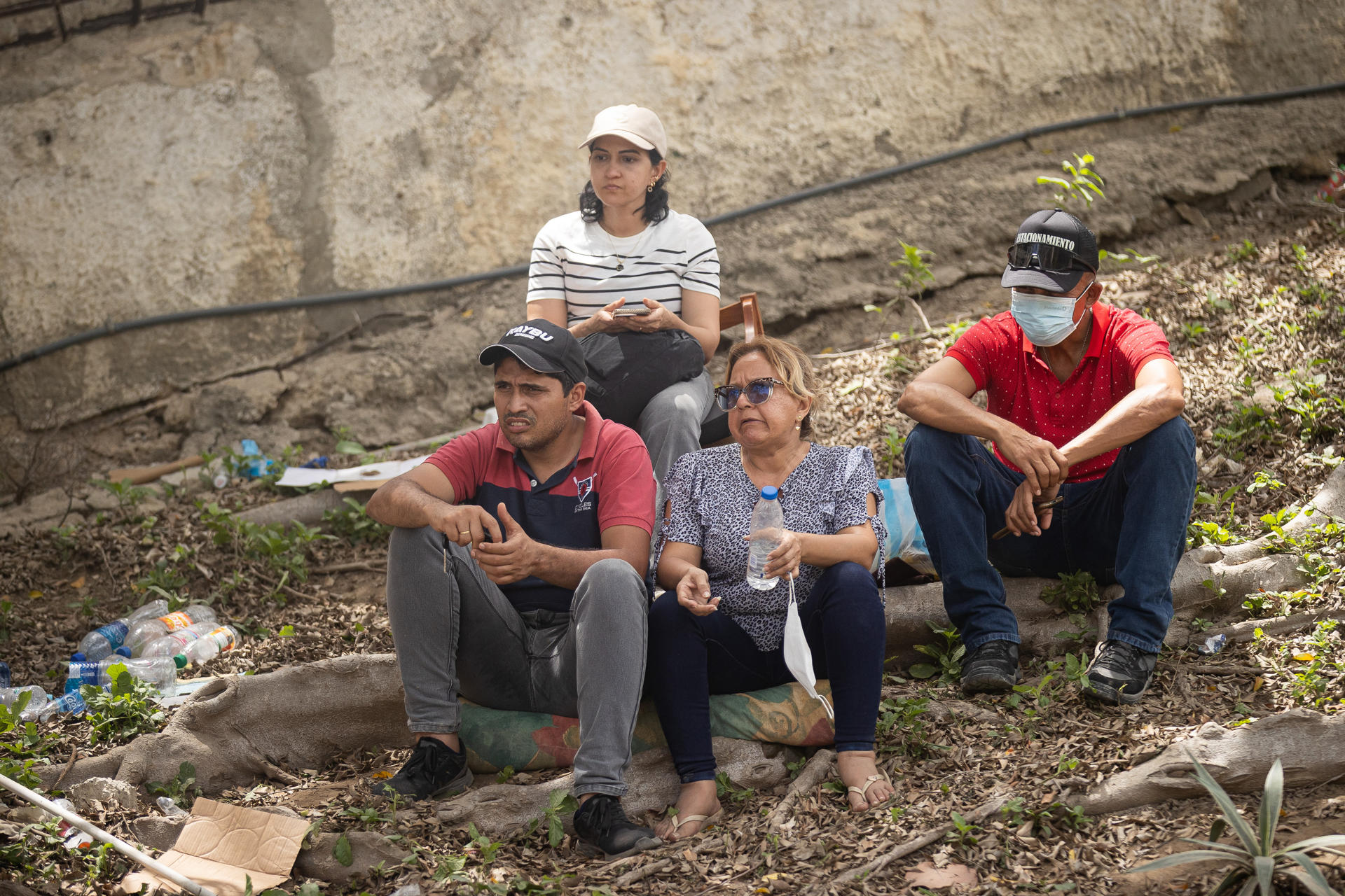 Personas esperan en una zona afectada por los terremotos, este domingo, en Catia La Mar (Venezuela). EFE/ Ronald Peña R
