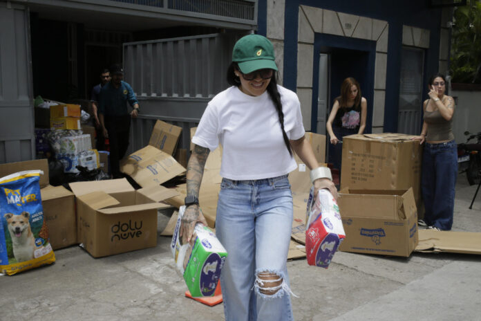 Aileen Gómez, venezolana radicada en Honduras, recolecta víveres de primera necesidad que serán enviados a los afectados por el terremoto en Venezuela, este domingo, en Tegucigalpa (Honduras). EFE/Sofia Amador
