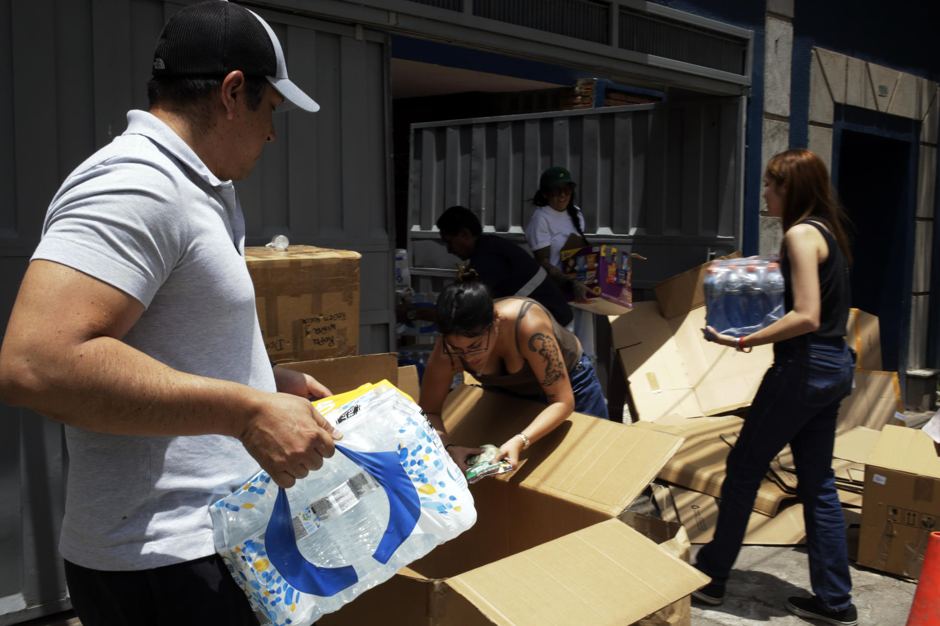 Personas organizan víveres de primera necesidad que serán enviados a los afectados por el terremoto en Venezuela, este domingo, en Tegucigalpa (Honduras). EFE/Sofia Amador
