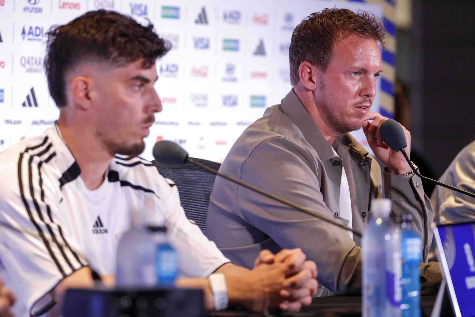 El jugador alemán Kai Havertz (i) y el técnico Julian Nagelsmann, en la rueda de prensa en el estadio de Boston. EFE/EPA/SHAWN THEW
