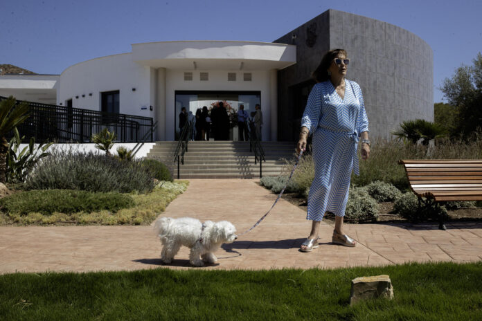 Imagen de archivo de una una mujer y su perro paseando por las instalaciones de 'El Parque', primer cementerio público de animales de compañía de España. EFE/Jorge Zapata
