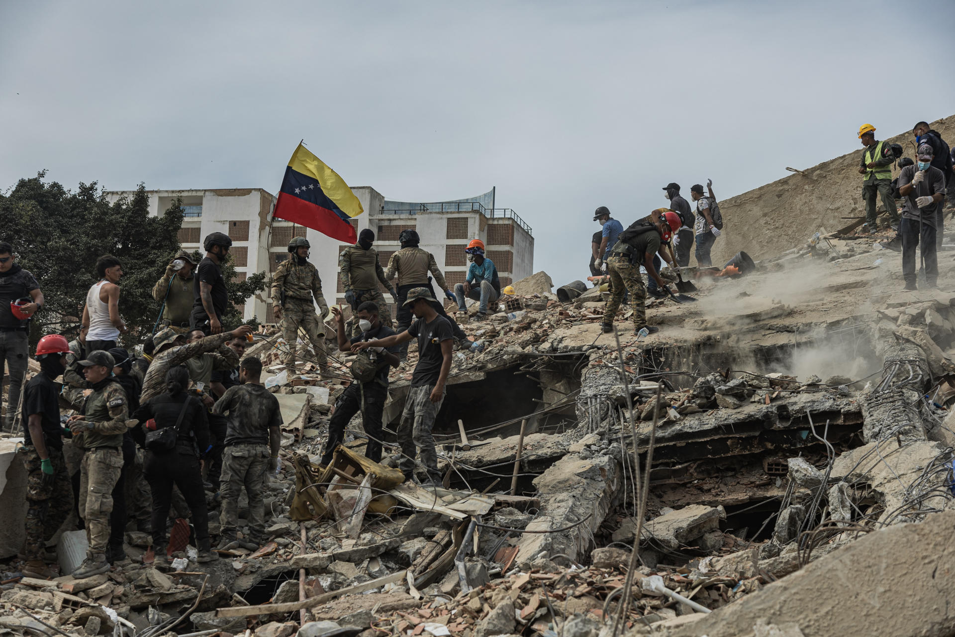 Rescatistas realizan labores de búsqueda de personas desaparecidas en una zona afectada por los terremotos, este domingo, en Tanaguaneras, La Guaira (Venezuela). EFE/ Henry Chirinos

