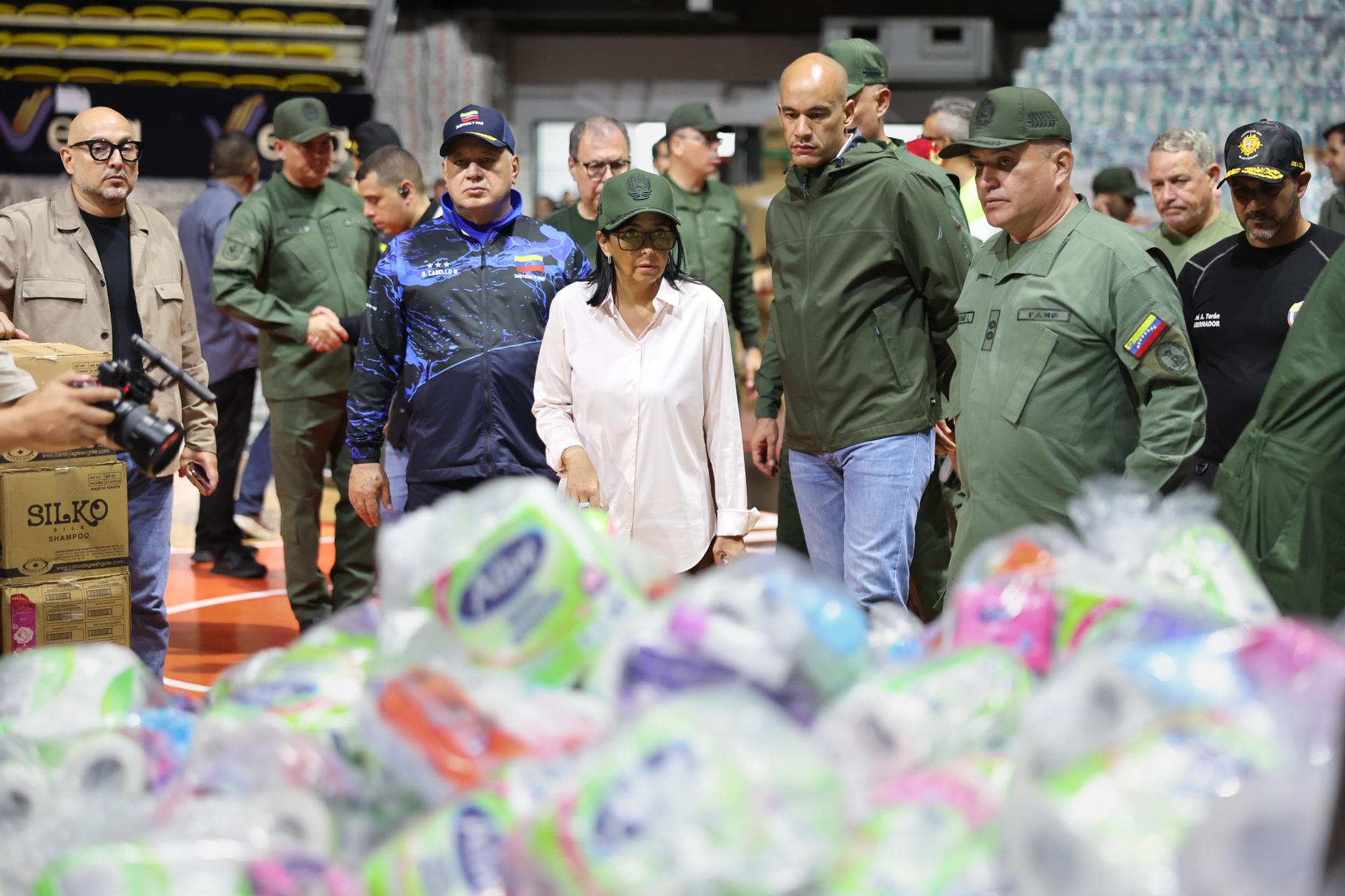 Fotografía difundida por el Palacio de Miraflores de la presidenta encargada de Venezuela, Delcy Rodríguez, este domingo, revisando ayudas para los damnificados tras el doble terremoto de magnitud 7,2 y 7,5, en Caracas (Venezuela). EFE/ Palacio de Miraflores /SOLO USO EDITORIAL/ SOLO DISPONIBLE PARA ILUSTRAR LA NOTICIA QUE ACOMPAÑA (CRÉDITO OBLIGATORIO)
