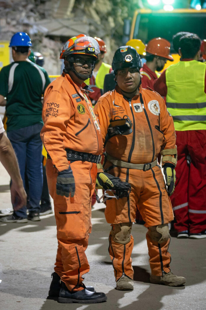 Rescatistas de Topos Aztecas de México trabajan en un edificio afectado por el terremoto, este sábado en Caracas (Venezuela). EFE/ Ronald Peña R
