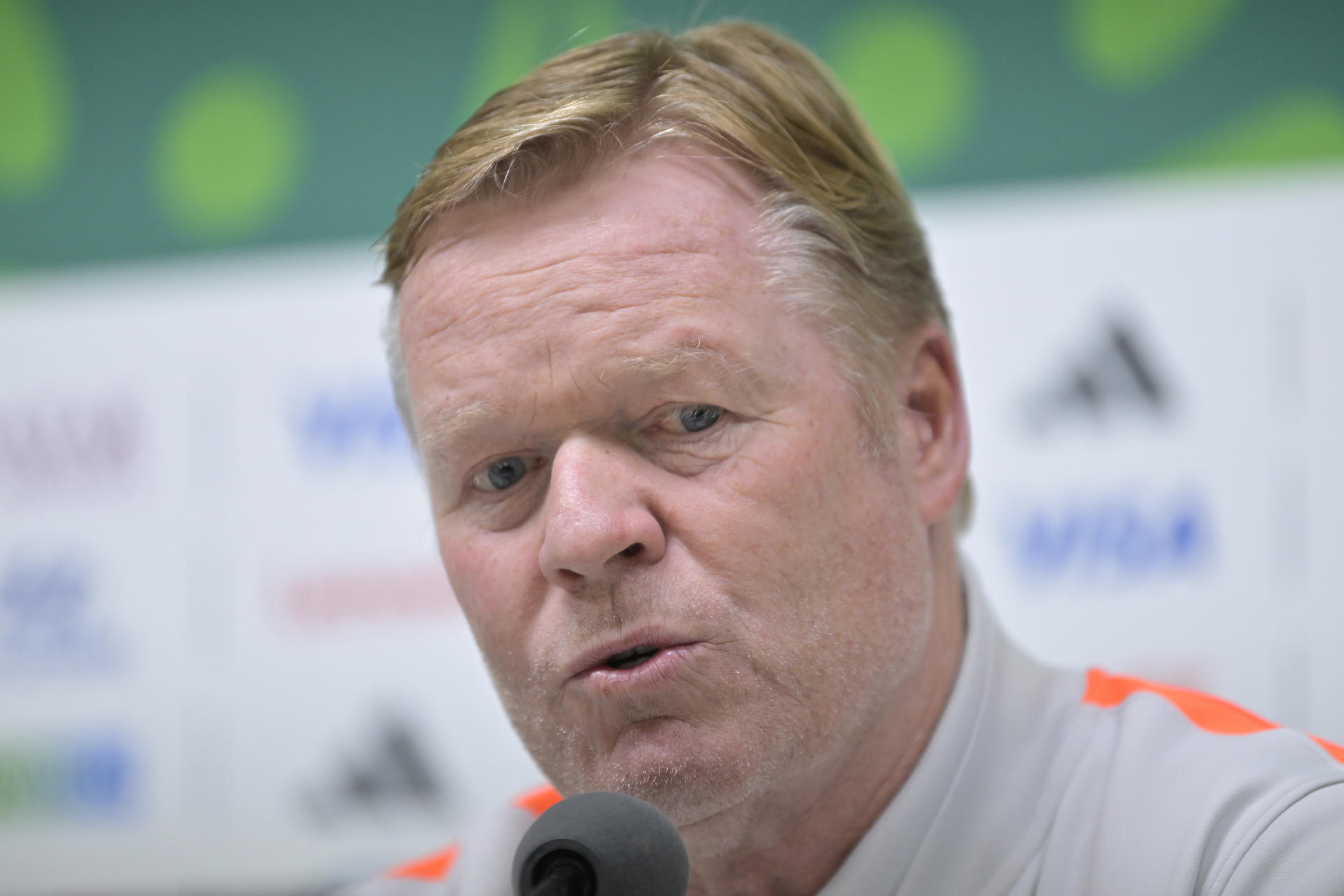 El seleccionador de Países Bajos, Ronald Koeman, habla en una rueda de prensa este domingo antes de enfrentar a Marruecos en el Mundial 2026, en Monterrey (México). EFE/ Miguel Sierra
