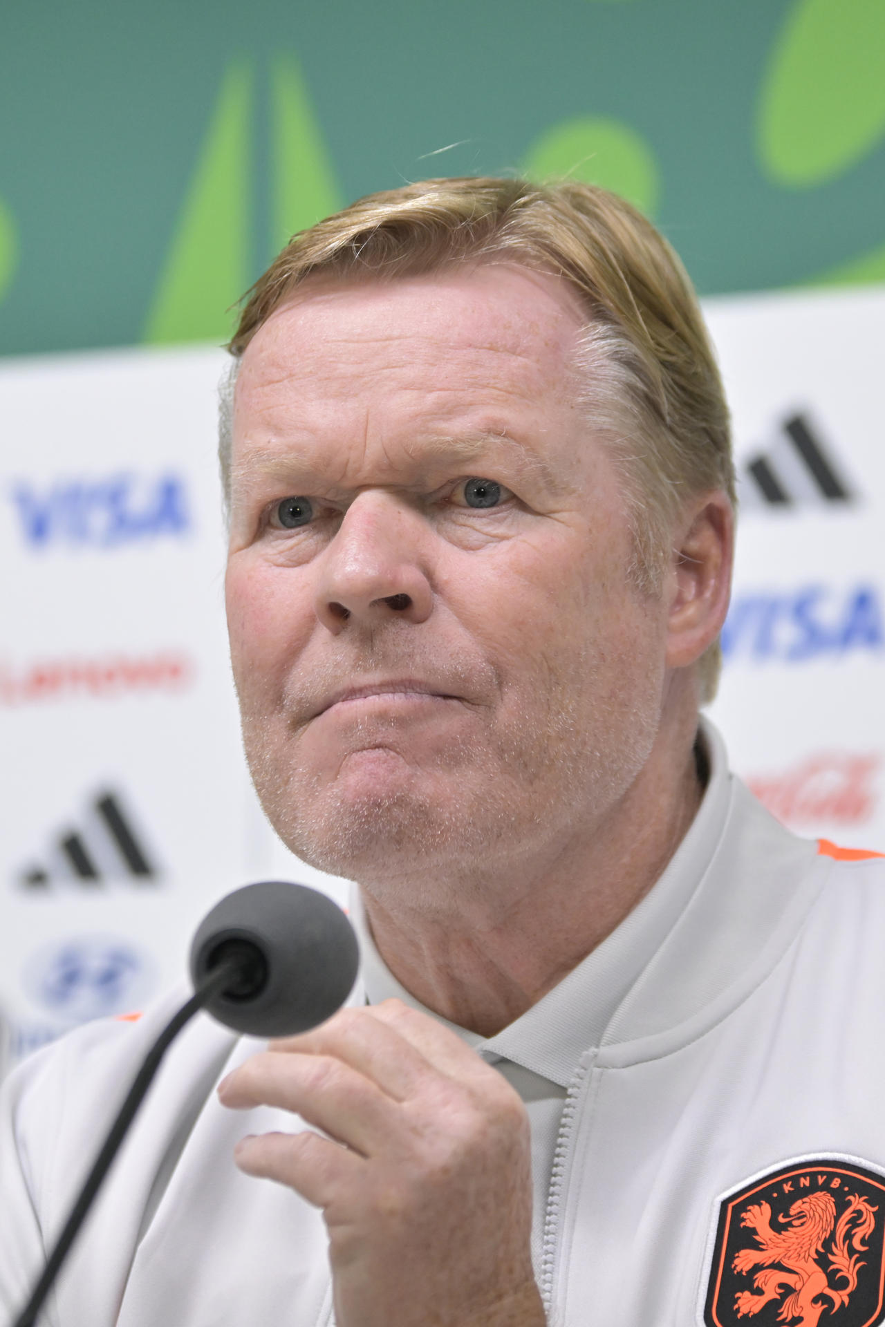 El seleccionador de Países Bajos, Ronald Koeman, habla en una rueda de prensa este domingo antes de enfrentar a Marruecos en el Mundial 2026, en Monterrey (México). EFE/ Miguel Sierra
