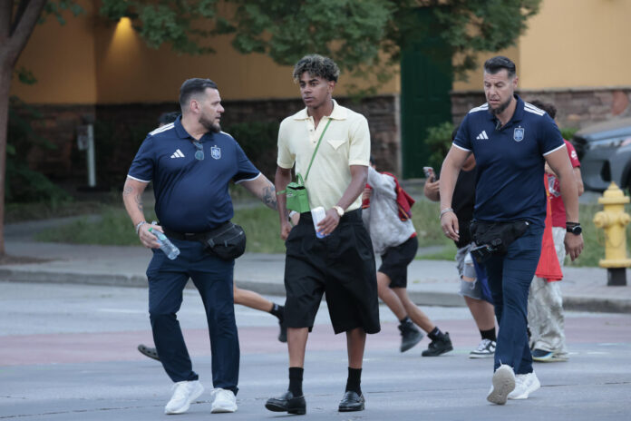 Lamine Yamal, de España, camina por una calle este domingo, antes de enfrentar a Austria en el Mundial 2026, en Chattanooga (Estados Unidos). EFE/Lavandeira
