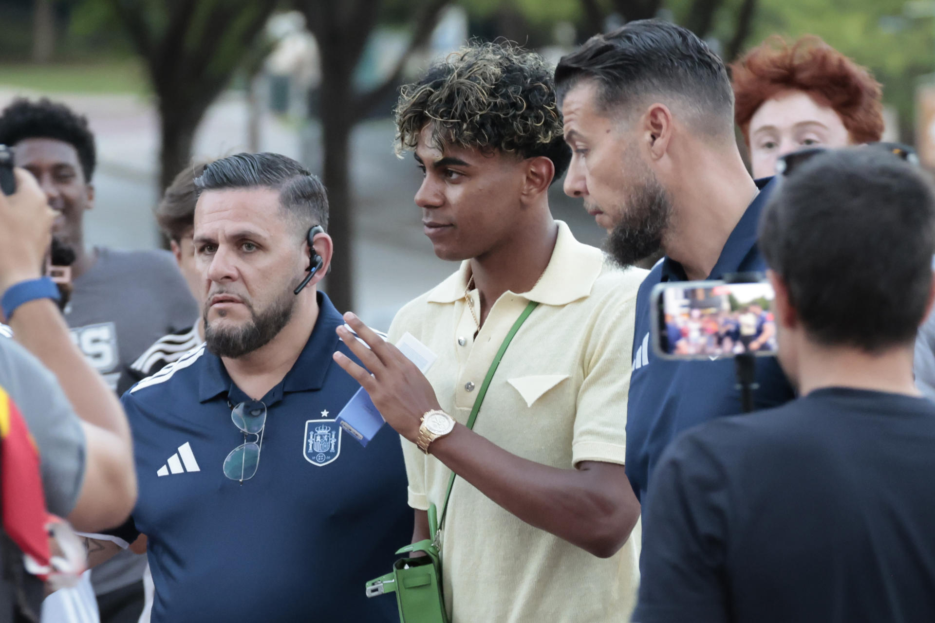 Lamine Yamal, de España, saluda a algunos hinchas en las calles de Chattanooga (Estados Unidos). EFE/Lavandeira
