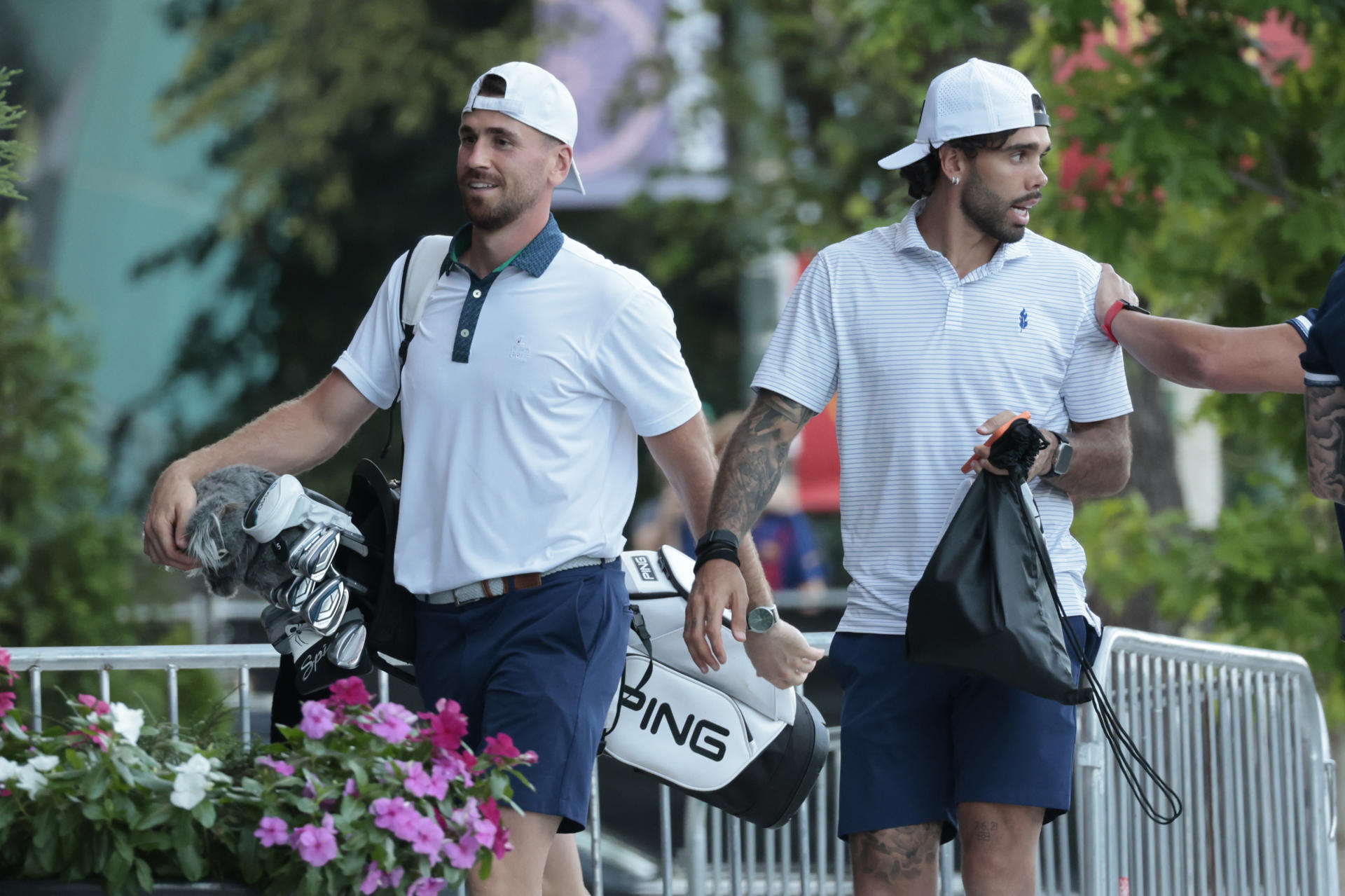 Unai Simón (i) y David Raya, de España, aprovecharon para jugar al golf en su día libre en Chattanooga (Estados Unidos). EFE/Lavandeira
