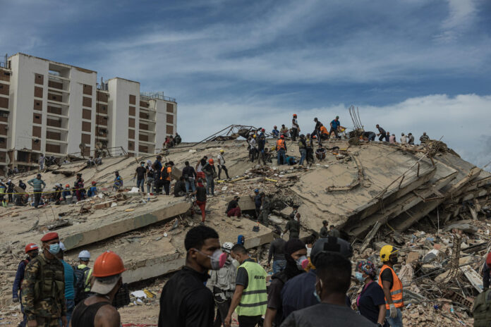 Decenas de rescatistas y voluntarios fueron captados este 28 de junio al realizar labores de búsqueda de personas desaparecidas y de remoción de escombros, en una zona afectada por los terremotos del pasado miércoles, en Tanaguaneras (La Guaira, Venezuela). EFE/Henry Chirinos
