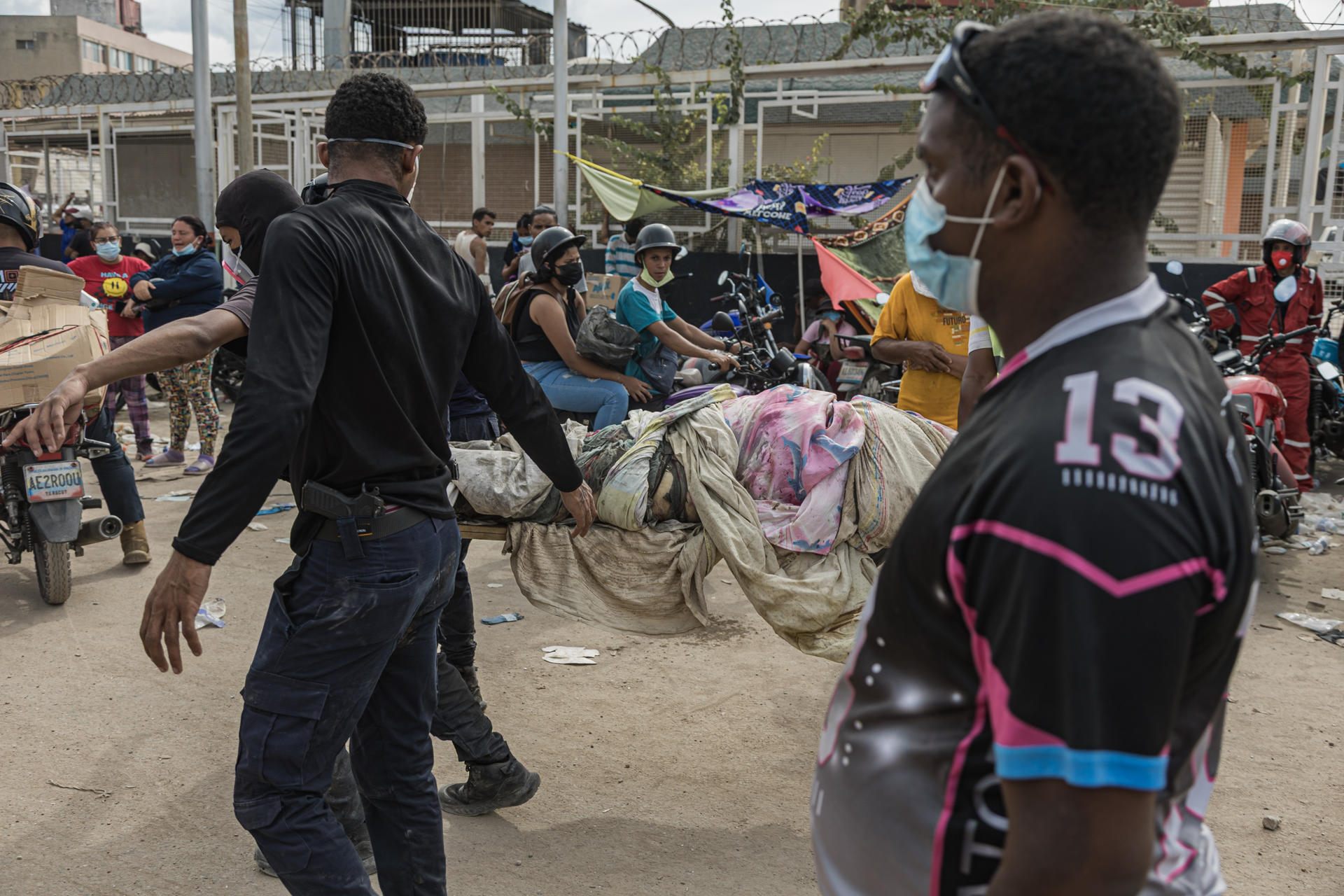 Un grupo de socorristas y voluntarios fue captado este 28 de junio al trasladar el cuerpo sin vida de una persona recuperada bajo los escombros, en una zona afectada por los terremotos del pasado miércoles, en Tanaguaneras (La Guaira, Venezuela). EFE/Henry Chirinos
