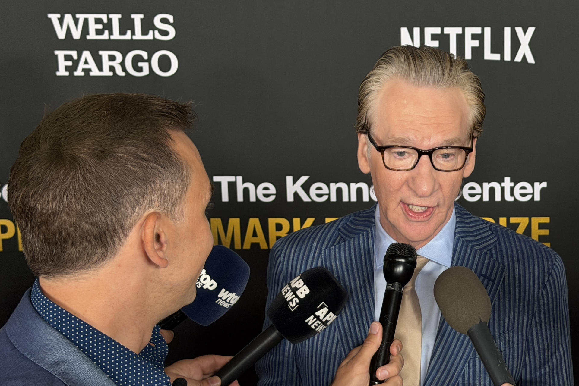 El comediante y presentador estadounidense Bill Maher habla con periodistas este domingo, en el Centro Kennedy en Washington (Estados Unidos). EFE/Octavio Guzmán
