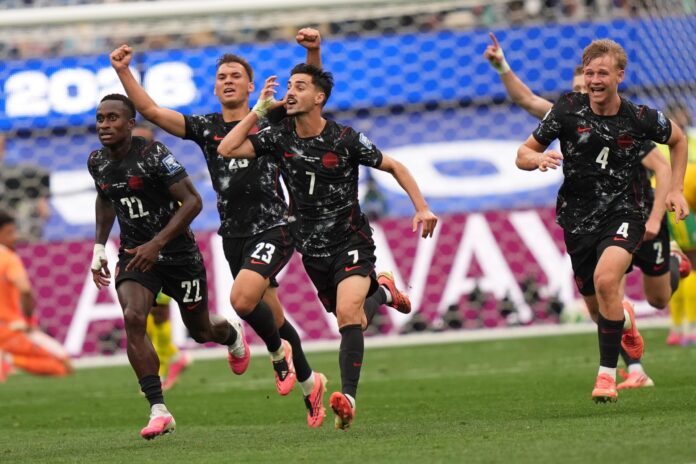 Stephen Eustáquio (c), de Canadá, celebra tras anotar el gol del 1-0 ante Sudáfrica que le dio a la selección norteamericana la clasificación a octavos de final del Mundial 2026. EFE/EPA/SCOTT STRAZZANTE
