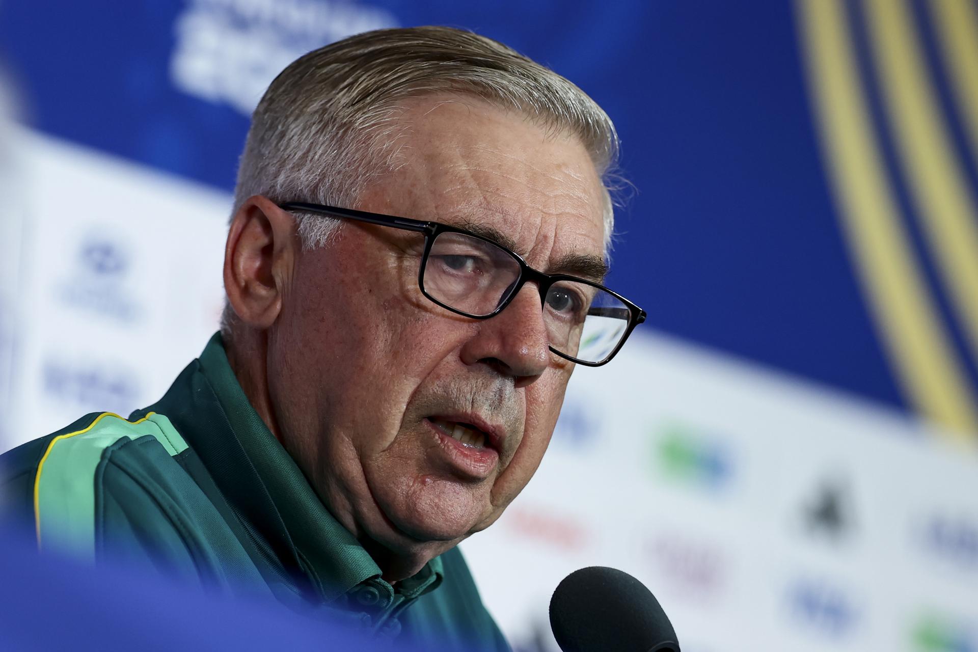 El seleccionador de Brasil, Carlo Ancelotti, se refiere al partido frente a Japón de este lunes en la segunda fase del Mundial 2026. EFE/EPA/CHRISTOPHER NEUNDORF
