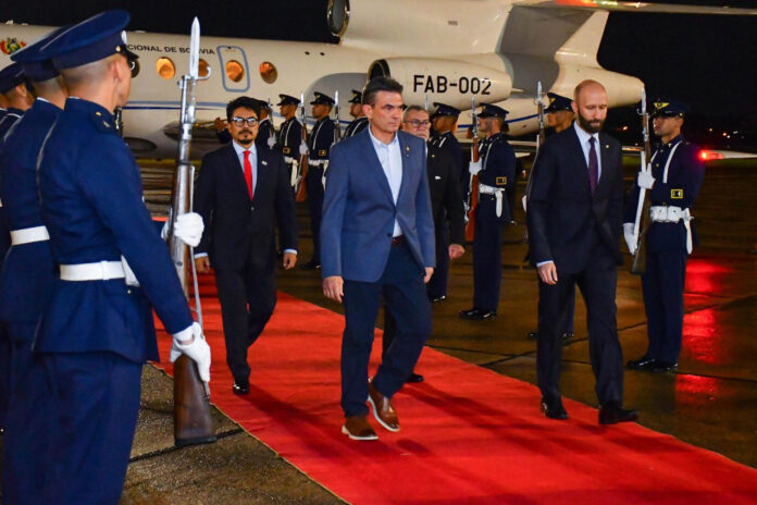Fotografía cedida este 28 de junio por la Cancillería de Paraguay en la que se captó la llegada del presidente de Bolivia, Rodrigo Paz (c), y del ministro boliviano de Relaciones Exteriores, Fernando Aramayo (c-i), al Aeropuerto Internacional Silvio Pettirossi, en Luque (Paraguay). EFE/Cancillería de Paraguay

