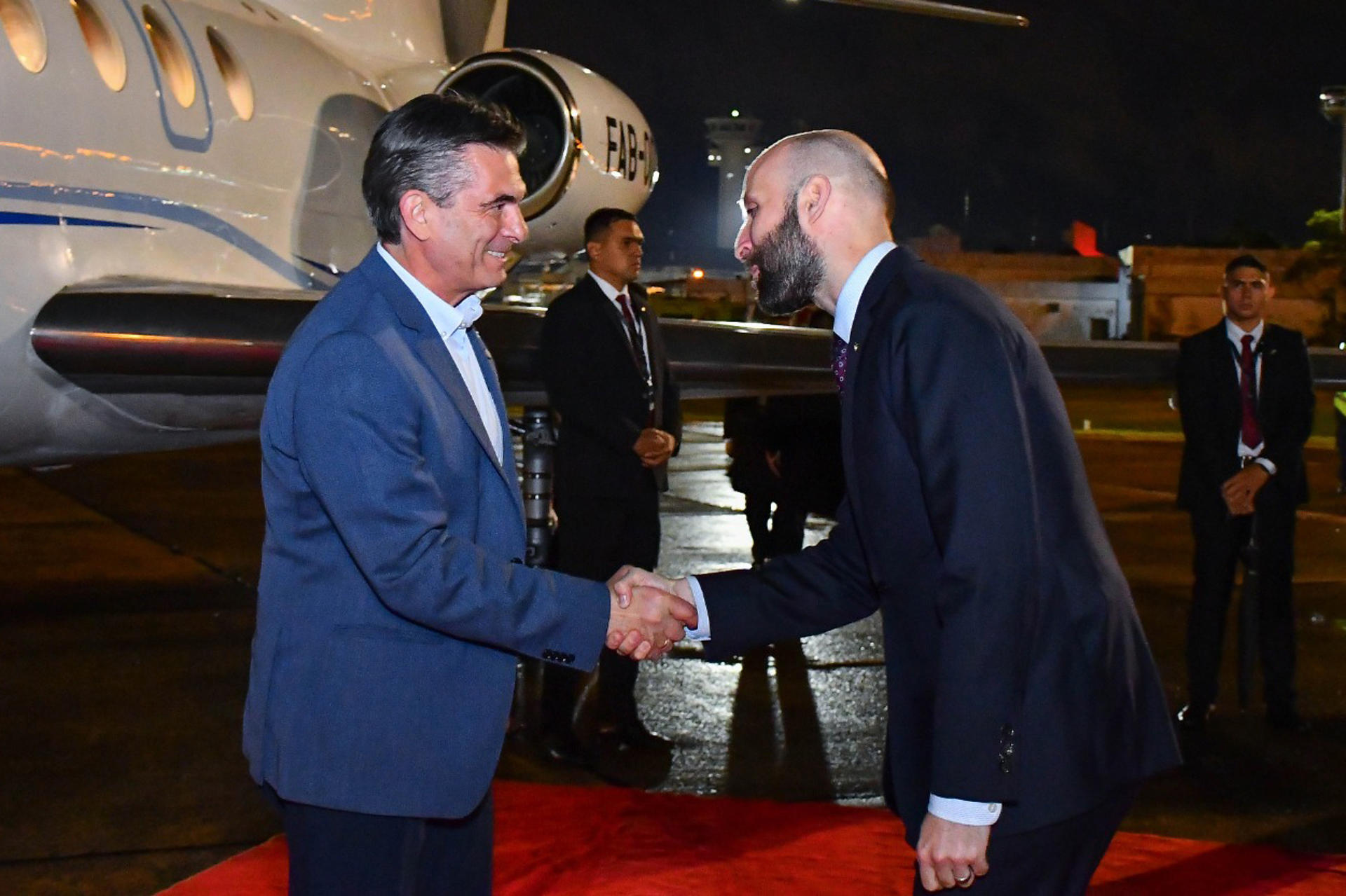 Fotografía cedida este 28 de junio por la Cancillería de Paraguay en la que se captó la llegada del presidente de Bolivia, Rodrigo Paz (i), al Aeropuerto Internacional Silvio Pettirossi, en Luque (Paraguay). EFE/Cancillería de Paraguay
