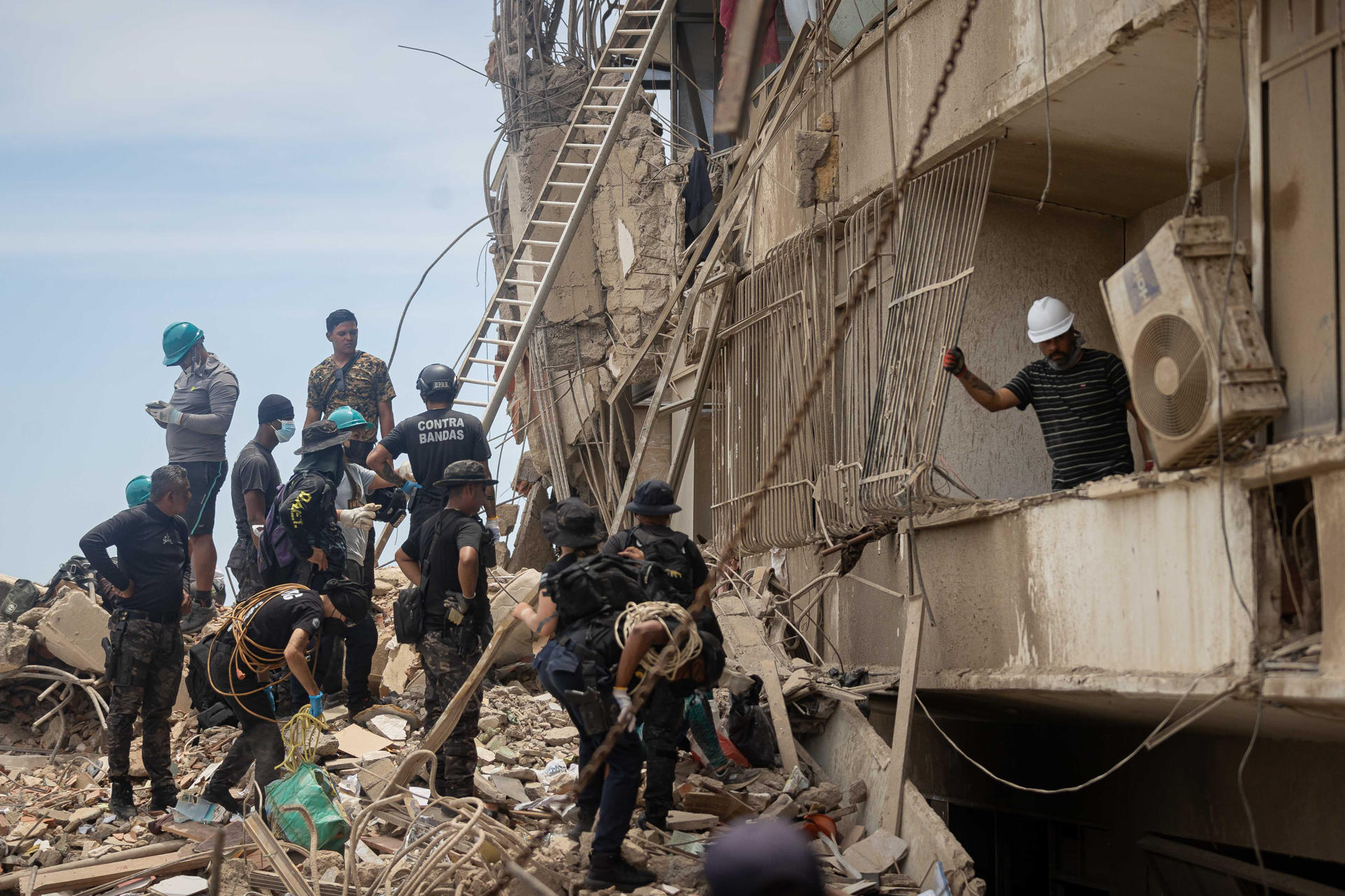 Un grupo de rescatistas fue captado este 28 de junio al realizar labores de búsqueda de personas desaparecidas en una zona afectada por los terremotos del pasado miércoles, en Catia La Mar (La Guaira, Venezuela). EFE/Ronald Peña
