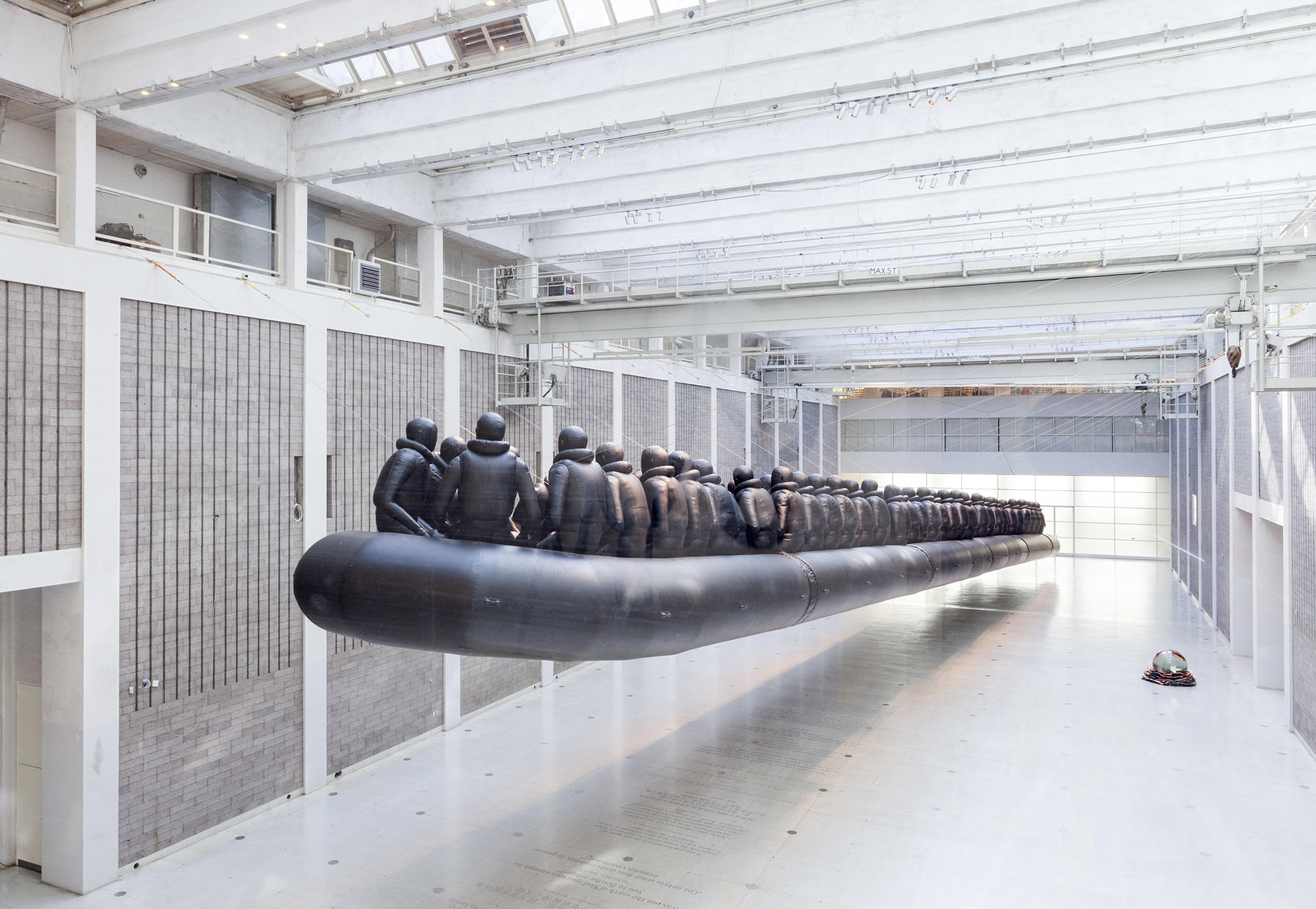 Imagen de la instalación 'Law of the Journey' (2017), una embarcación inflable para migrantes de 47 metros de longitud, una obra de Ai Weiwei que se podrá ver en la exposición 'Button Up!', en la ciudad inglesa de Mánchester. EFE/CEDIDA POR FACTORY INTERNATIONAL/SOLO USO EDITORIAL
