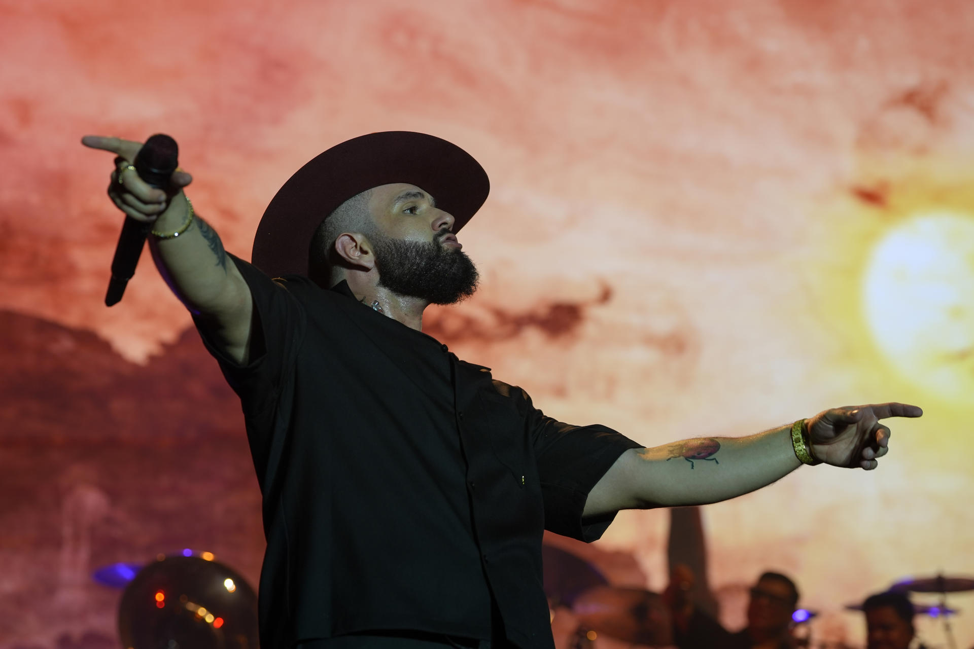 El cantante mexicano Carín León fue captado este 28 de junio, durante un concierto de su gira 'De Sonora pa'l mundo', en el Nu Stadium de Miami (FL, EE.UU.). EFE/Alberto Boal

