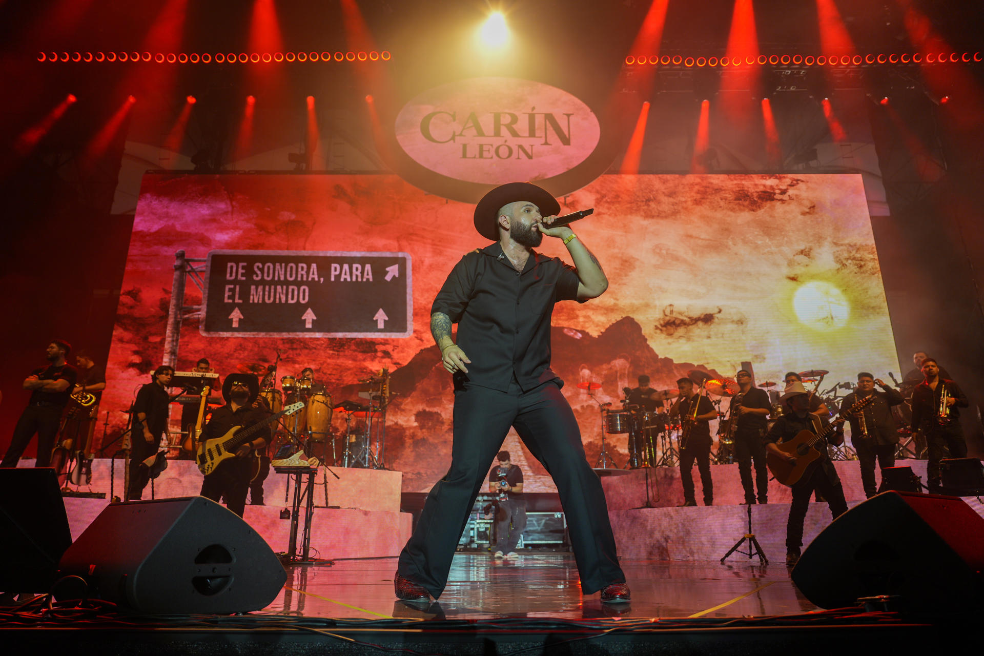 El cantante mexicano Carín León fue captado este 28 de junio, durante un concierto de su gira 'De Sonora pa'l mundo', en el Nu Stadium de Miami (FL, EE.UU.). EFE/Alberto Boal
