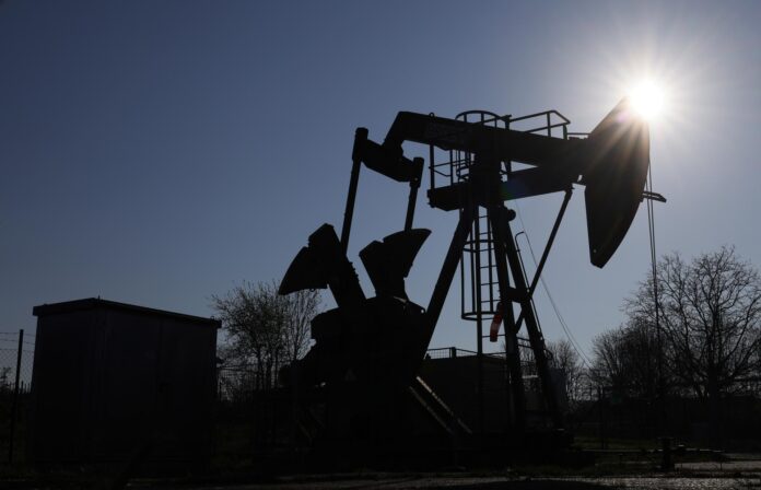 Fotografía de archivo de una bomba de petróleo en Alemania. EFE/EPA/RONALD WITTEK
