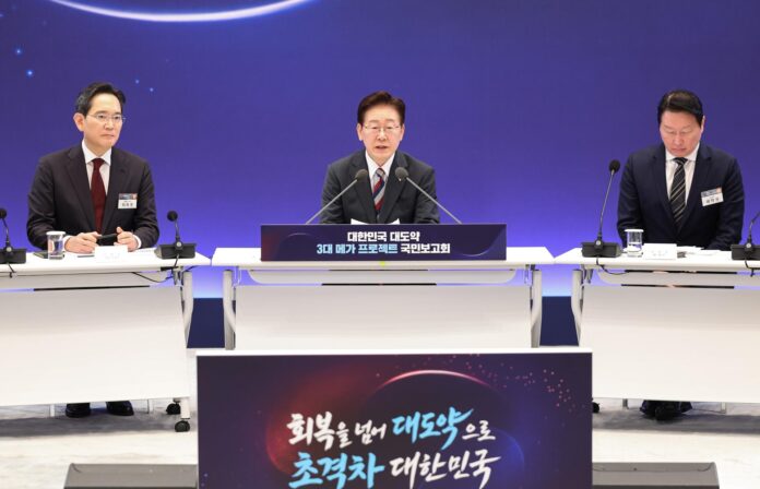 El presidente surcoreano Lee Jae Myung (C), junto al presidente de Samsung Electronics Co., Lee Jae-yong (I), y el presidente de SK Group, Chey Tae-won (D), en rueda de prensa. EFE/EPA/YONHAP / POOL SOUTH KOREA OUT
