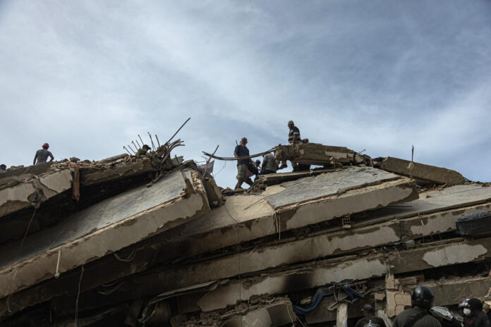Rescatistas realizan labores de búsqueda de personas desaparecidas en una zona afectada por los terremotos, este domingo, en Tanaguaneras, La Guaira (Venezuela). EFE/ Henry Chirinos
