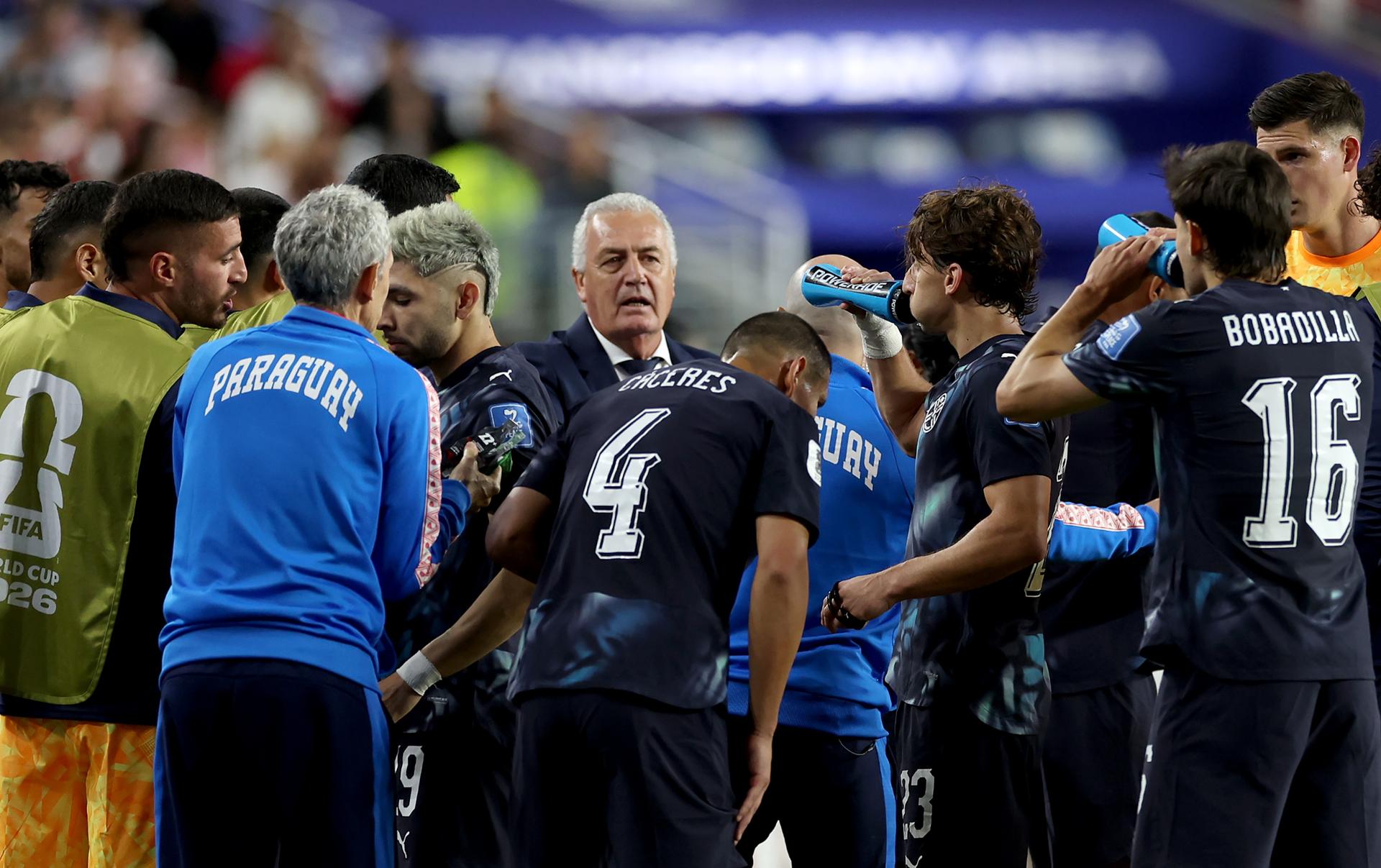 Fotografía del pasado 20 de junio en la que puede verse al seleccionador de Paraguay, el argentino Gustavo Alfaro, dando instrucciones a sus jugadores durante la pausa de hidratación del partido disputado ante Turquía en el Mundial de Estados Unidos, México y Canadá. EFE/BENJAMIN FANJOY
