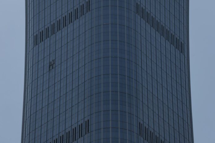 Archivo - PEKÍN (China), 27/06/2026.- Daños en la fachada de la torre más alta de Pekín, el China Zun, también conocida como Torre CITIC. EFE/EPA/JESSICA LEE
