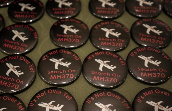 Fotografía de archivo, tomada el 07/03/2020, que muestra broches de conmemoración del vuelo MH370 de Malaysia Airlines en Kuala Lumpur, Malasia. EFE/EPA/AHMAD YUSNI
