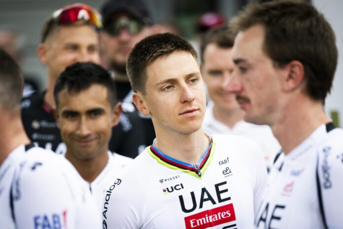 Fotografía del pasado 16 de junio, en la que puede verse al ciclista esloveno Tadej Pogacar (c) junto a sus compañeros antes de una prueba. EFE/GIAN EHRENZELLER
