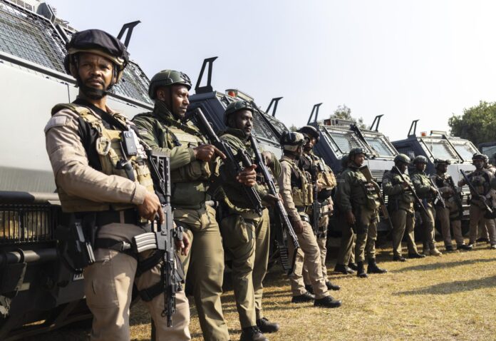 Miembros de seguridad privada de Sudáfrica, el pasado 26 de junio en formación durante un despliegue previo al paro nacional convocado por el movimiento nacional antiinmigrante para el 30 de junio, como parte de su exigencia de que todos los inmigrantes indocumentados africanos abandonen Sudáfrica para esa fecha. (Sudáfrica, Johannesburgo) EFE/EPA/KIM LUDBROOK
