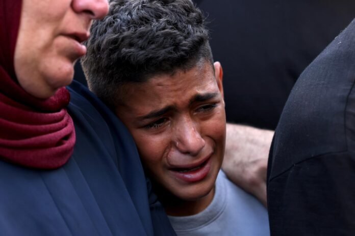 Un niño llora durante el funeral de un familiar en la localidad de Salem, cerca de la ciudad cisjordana de Nablus, en una imagen de archivo. EFE/EPA/ALAA BADARNEH
