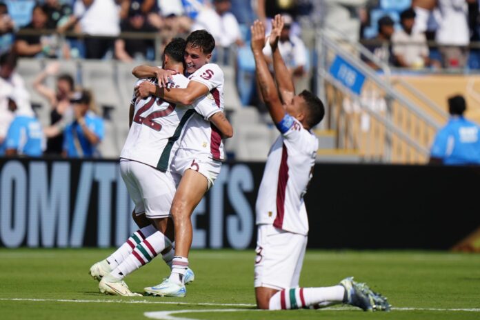 Fotografía del 30 de junio de 2025, en la que puede verse al futbolista uruguayo Facundo Bernal (c) durante un partido con el Fluminense. EFE/JACOB KUPFERMAN
