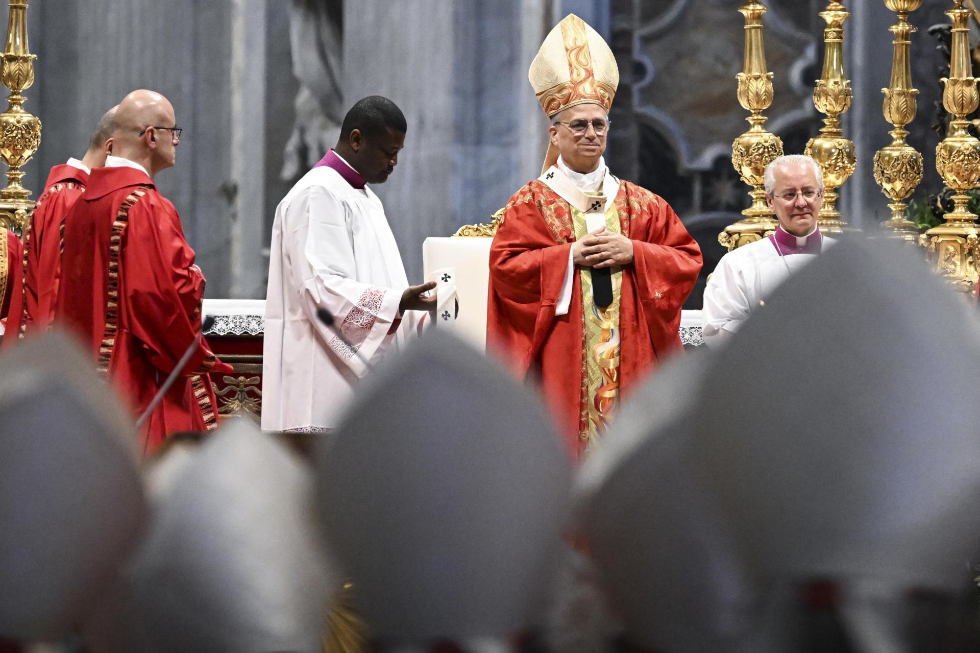 El papa León XIV preside la Santa Misa con motivo de la Solemnidad de los Santos Apóstoles Pedro y Pablo, en la Basílica de San Pedro, Ciudad del Vaticano, este lunes 29 de junio de 2026. (Papa) EFE/EPA/RICCARDO ANTIMIANI
