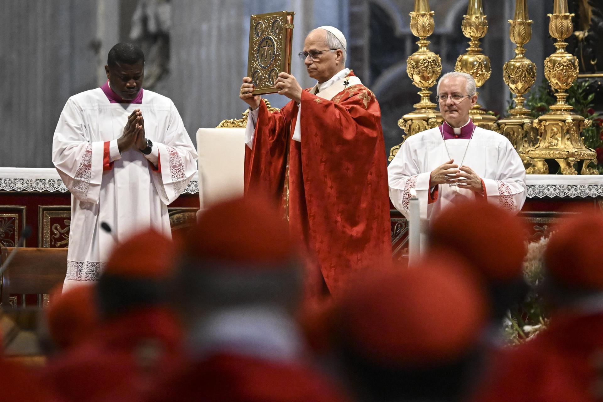 El papa León XIV preside la Santa Misa con motivo de la Solemnidad de los Santos Apóstoles Pedro y Pablo, en la Basílica de San Pedro, Ciudad del Vaticano, este lunes 29 de junio de 2026. (Papa) EFE/EPA/RICCARDO ANTIMIANI
