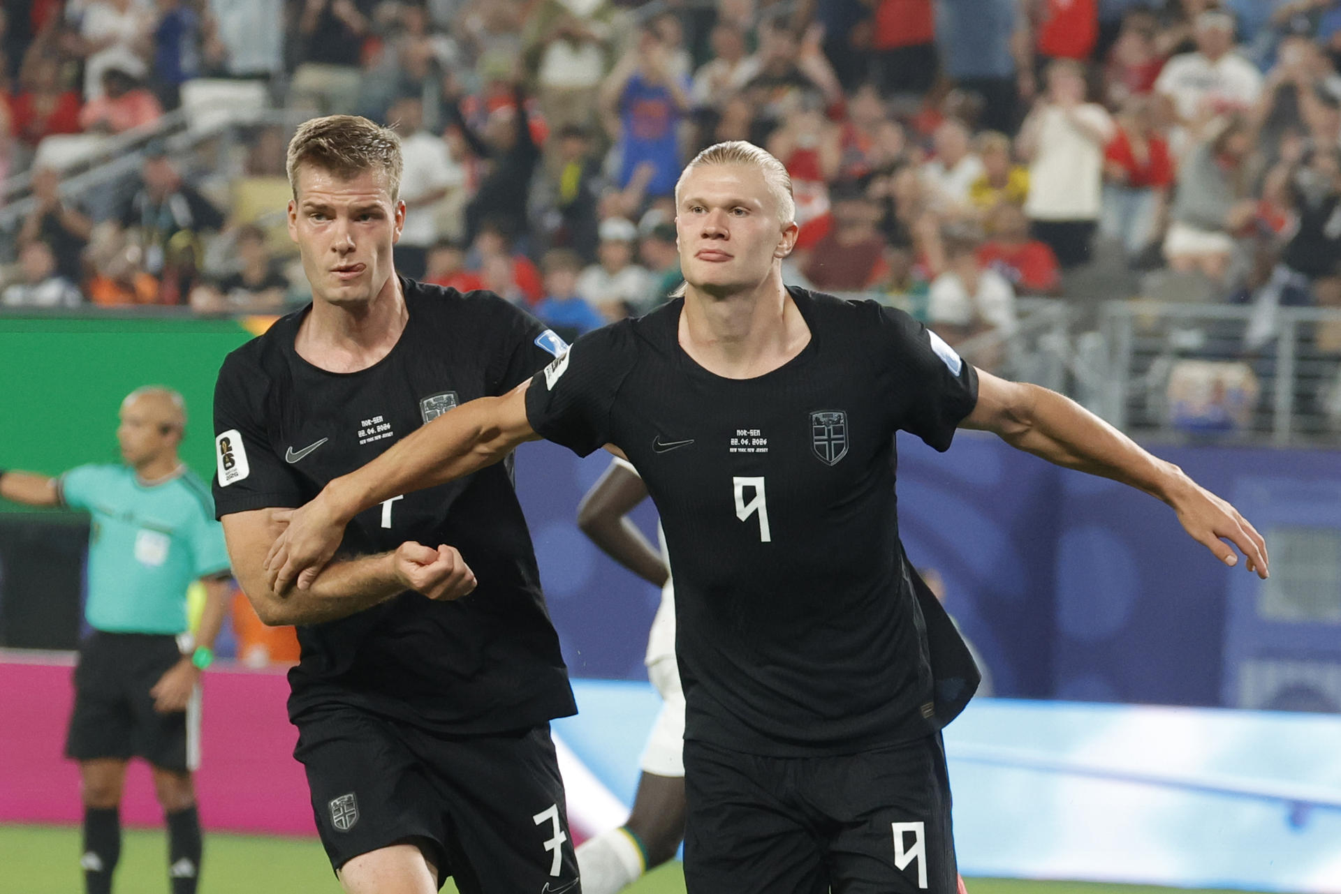 Fotografía del 22 de junio de 2026 en la que se observa a Erling Haaland (d), de Noruega, al celebrar un gol en un partido del grupo I del Mundial de la FIFA 2026 entre Noruega y Senegal en el estadio MetLife en Nueva Jersey (EE.UU.). EFE/ Sebastiao Moreira
