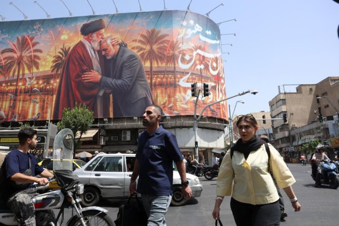 Dos iraníes pasan este lunes 29 junto a un cartel en Teherán que muestra una imagen del fallecido líder supremo de Irán, el ayatolá Ali Khamenei, antes del funeral masivo de varios días que tiene previsto celebrar el país por el difunto líder supremo, en medio de tensiones regionales agravadas tras recientes intercambios de disparos entre Irán y EE.UU., a pesar de un acuerdo recientemente firmado. (Teherán) EFE/EPA/ABEDIN TAHERKENAREH RESTRICCIONES: Sin acceso para medios israelíes / Estaciones de TV en idioma persa fuera de Irán / Estrictamente sin acceso BBC Persian / VOA Persian / Manoto TV / Iran International TV. (Según lo dispuesto por la Dirección General de Medios Extranjeros de Irán) --
