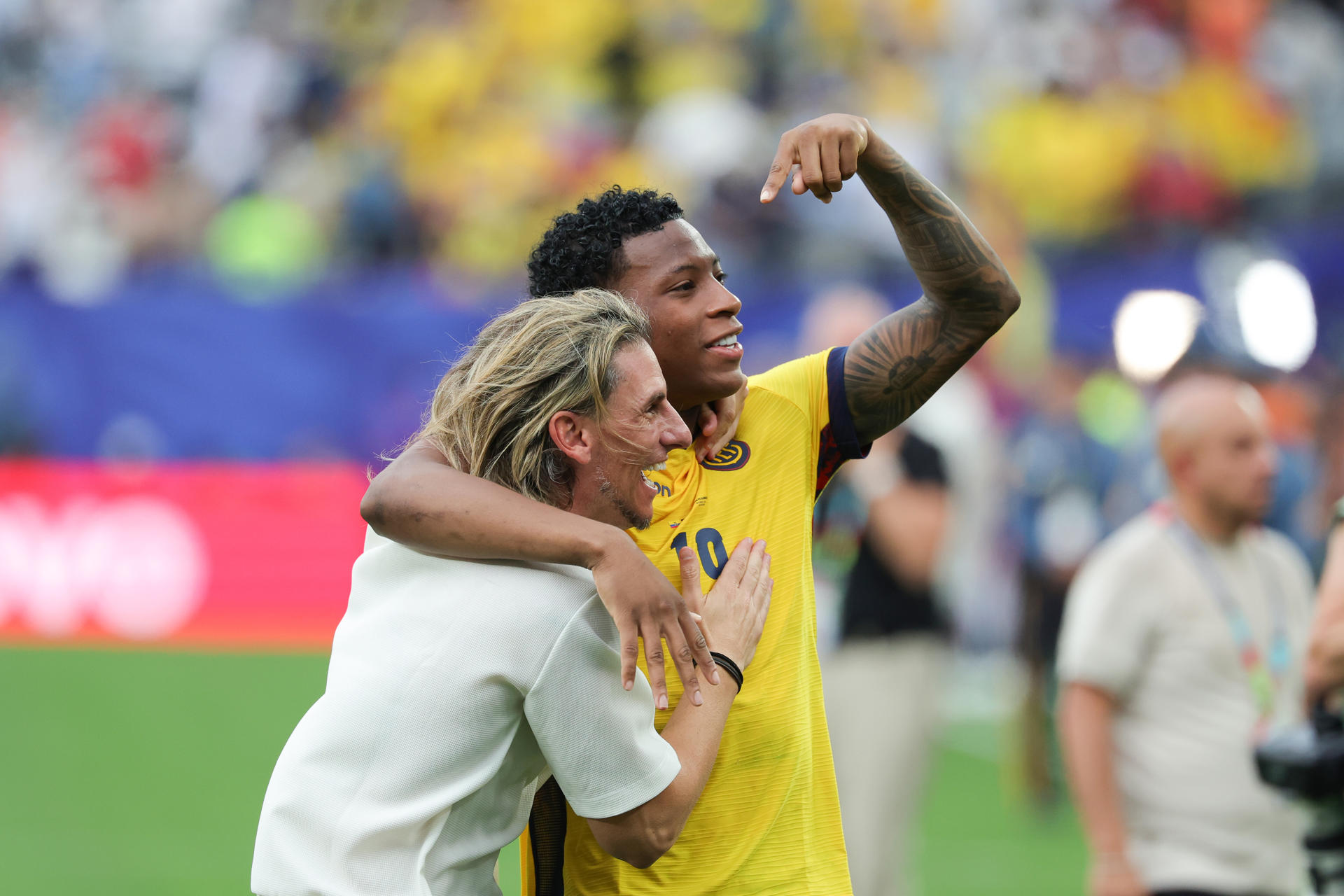 El entrenador de Ecuador, Sebastián Beccacece (i), recibe el reconocimiento a su trabajo del goleador Gonzalo Plata el jueves pasado tras la resonante victoria sobre Alemania que garantizó la clasificación en en el estadio MetLife de Nueva Jersey. EFE/ Sebastiao Moreira
