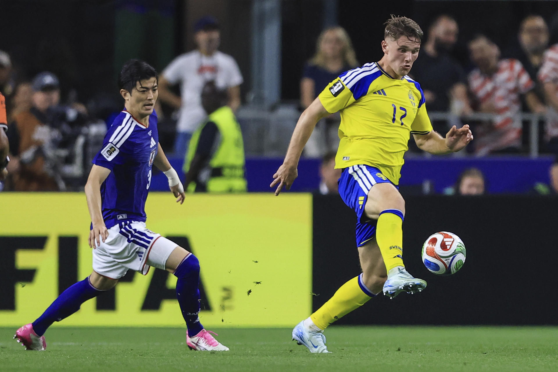 Fotografía del 25 de junio de 2026 en la que se observa a Viktor Gyokeres (d), de Suecia, al disputar el balón con Shogo Taniguchi (i), de Japón, en el partido del grupo F del Mundial de la FIFA 2026 entre Japón y Suecia en el AT&T Stadium en Arlington (EE.UU.). EFE/ Carlos Ramírez
