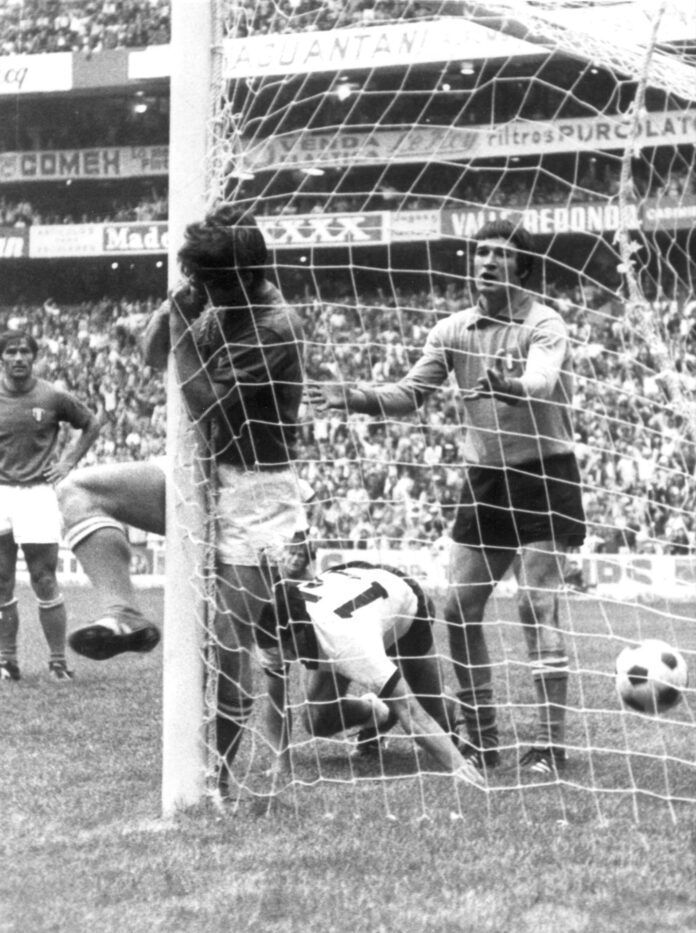 Enrico Albertosi (der.) fue el guardameta de Italia en el Mundial de Inglaterra'66. EFE
