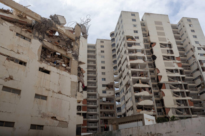 Fotografía de un edificio afectado por los terremoto, este domingo, en Catia La Mar (Venezuela). EFE/ Ronald Peña R
