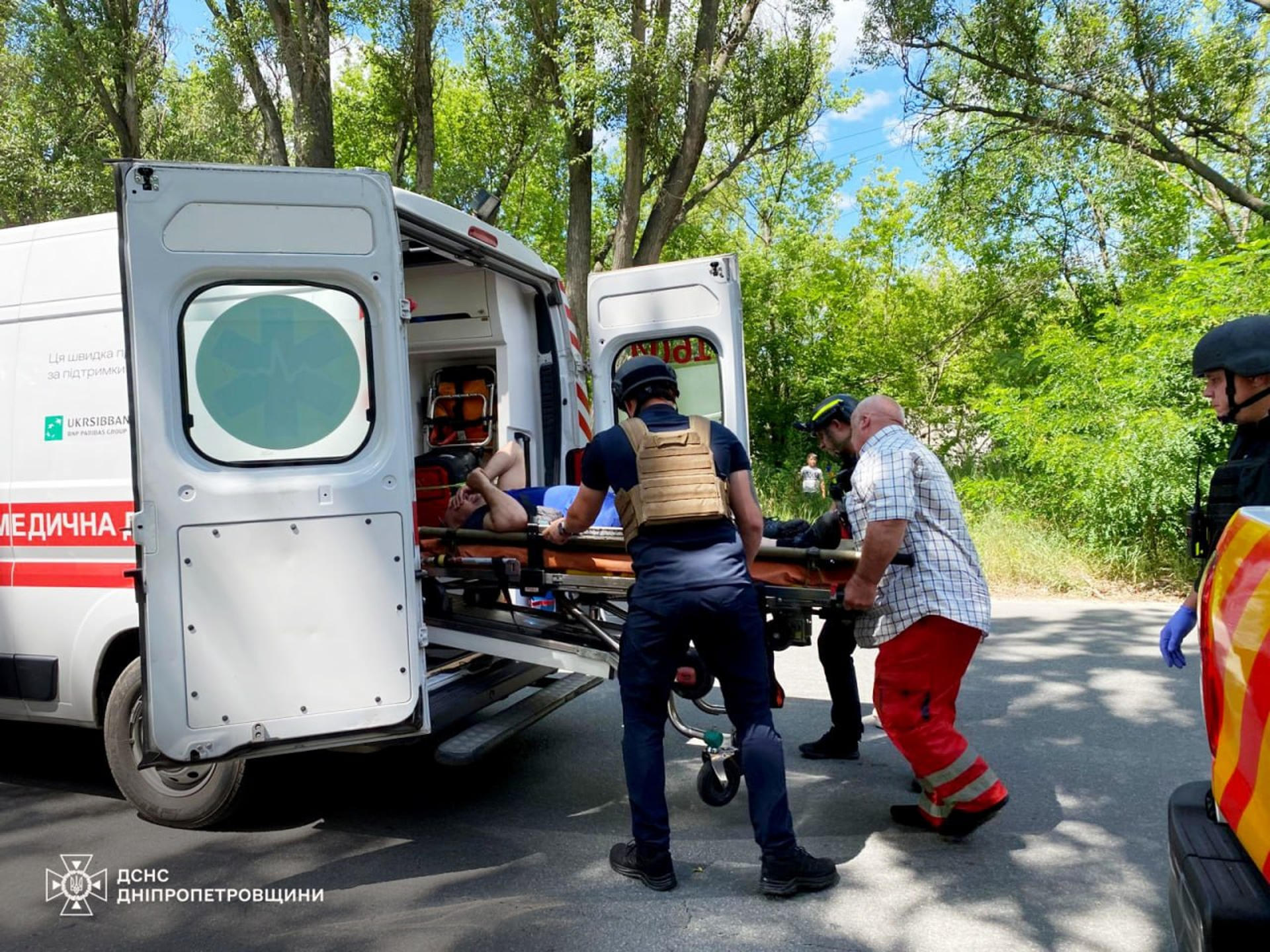 Al menos cinco personas han muerto por el impacto de un misil lanzado por las fuerzas rusas este lunes contra la ciudad ucraniana de Dnipró, según informó el gobernador de la región de Dnipropetrovsk, Oleksandr Ganzha, y otras tres en un ataque contra un minibús en la ciudad de Zaporiyia (sureste). En el ataque contra Dnipró resultaron heridas otras 28 personas, de las que cuatro están en estado grave. También durante la mañana de este lunes, tres personas murieron y otras siete resultaron heridas en un ataque del Ejército ruso contra un minibús en la ciudad de Zaporiyia, informó el gobernador de la región homónima, Iván Fedórov. EFE/  Servicios de Emergencias Ucranianos - SOLO USO EDITORIAL/SOLO DISPONIBLE PARA ILUSTRAR LA NOTICIA QUE ACOMPAÑA (CRÉDITO OBLIGATORIO) -
