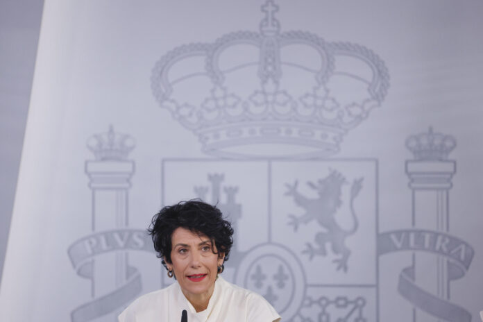 La ministra de Inclusión, Seguridad Social y Migraciones y portavoz, Elma Saiz, durante la rueda de presa posterior a la reunión excepcional del Consejo de Ministros este lunes. EFE/ Javier Lizon
