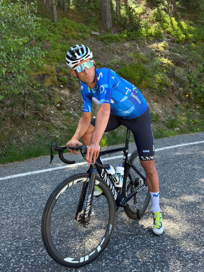 Movistar lucirá en el Tour de Francia 2026 un maillot que rendirá homenaje a Barcelona, Antoni Gaudí y la Sagrada Familia, sede y símbolos de la salida de la 'Grande boucle' que tendrá lugar este sábado en la Ciudad Condal. EFE/Movistar ^Sólo uso editorial*
