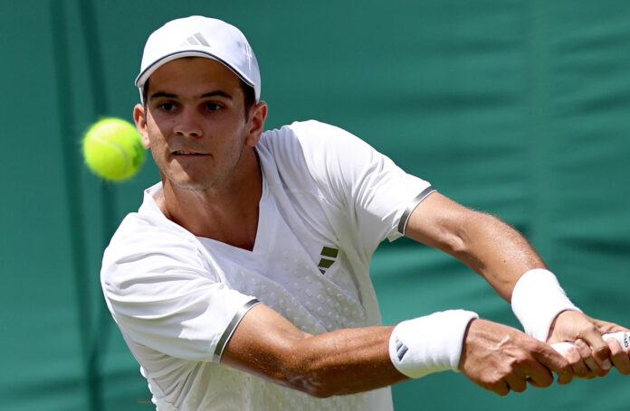 El tenista Rafa Jódar, número 26 del ránking, se estrenó con victoria en su debut en Wimbledon, primer torneo que disputa como profesional sobre hierba, tras vencer al británico Felix Gil por 6-3, 6-3 y 7-5. El madrileño, recuperado de las molestias en el músculo abdominal que no le permitieron competir en Queen's ni en Eastbourne, comenzó con paso firme y sólo concedió una pérdida de saque durante todo el encuentro, que tuvo una duración de 1 hora y 58 minutos. EFE/ Neil Hall
